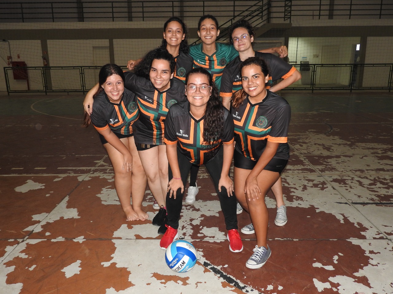 Foto do time feminino da atletica de volei